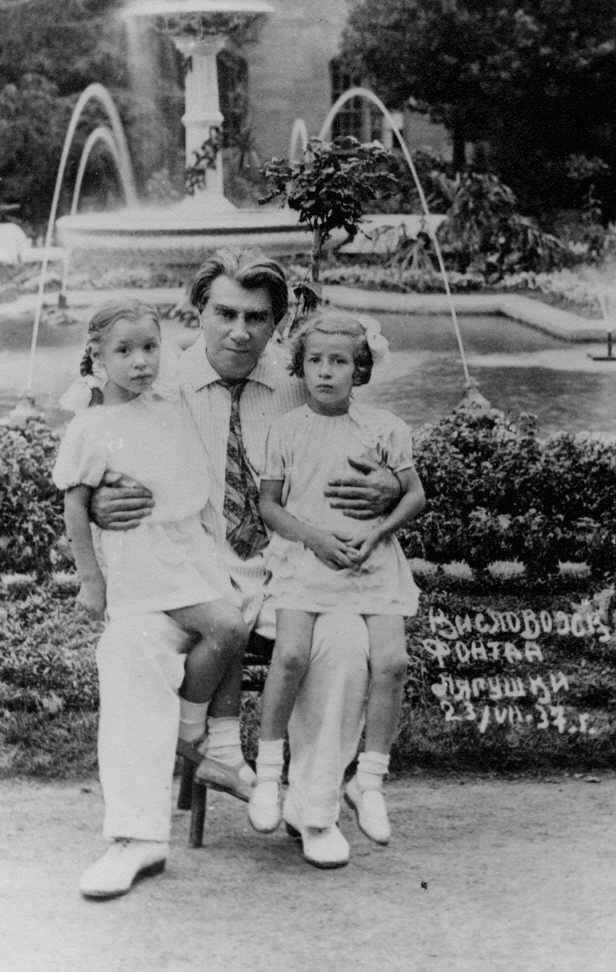 Reinhold Glier mit seinen Enkelinnen